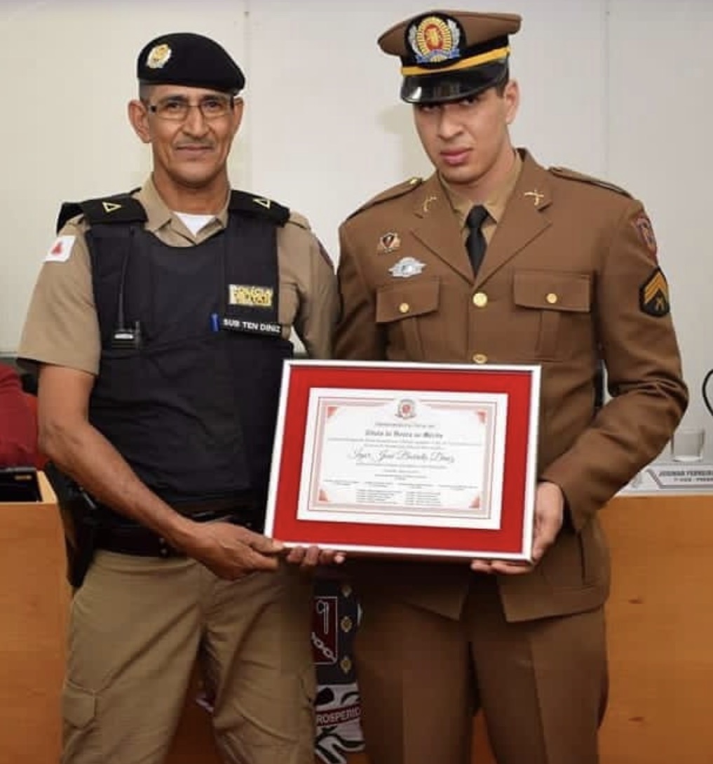 Igor Diniz in dress uniform receiving a Title of Merit